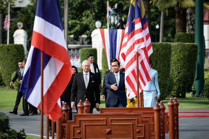 Malaysian Prime Minister Najib Razak is received by Thai Prime Minister Prayuth Chan-Ocha (R) at Government House in Bangkok on September 9, 2016. REUTERS/Lillian Suwanrumpha/Pool