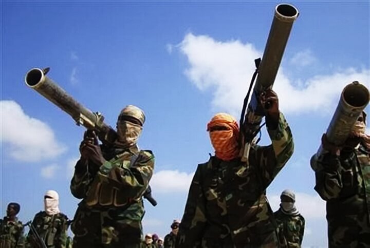 Members of the hardline al Shabaab Islamist rebel group hold their weapons in Somalia's capital Mogadishu, January 1, 2010.   REUTERS/Feisal Omar