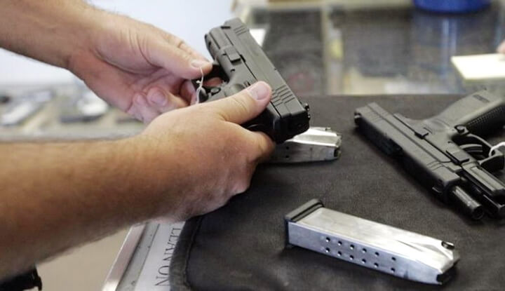 A customer inspects a 9mm handgun at Rink's Gun and Sport in the Chicago, suburb of Lockport, Illinois in this June 26, 2008 file photograph. REUTERS/Frank Polich/Files