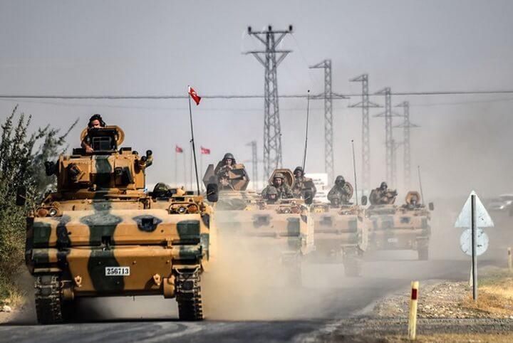 TOPSHOT - This picture taken around 5 kilometres west from the Turkish Syrian border city of Karkamis in the southern region of Gaziantep, on August 25, 2016 shows Turkish Army tanks driving to the Syrian Turkish border town of Jarabulus. Turkey's army backed by international coalition air strikes launched an operation involving fighter jets and elite ground troops to drive Islamic State jihadists out of a key Syrian border town. The air and ground operation, the most ambitious launched by Turkey in the Syria conflict, is aimed at clearing jihadists from the town of Jarabulus, which lies directly opposite the Turkish town of Karkamis. / AFP PHOTO / BULENT KILIC