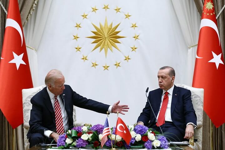 This handout picture taken and released on August 24, 2016 by the Turkey's President Press Service shows US Vice President Joe Biden (L) and Turkish President Recep Tayyip Erdogan (R) speaking during a press conference at the Turkish Presidential Complex in Ankara.  US Vice President Joe Biden on August 24, 2016 said Washington had made clear that pro-Kurdish forces in Syria must not to cross west of the Euphrates River, a prospect alarming for Turkey. His comments come after Turkish troops launched an operation inside Syria to cleanse the key town of Jarabulus from Islamic State (IS) jihadists. / AFP PHOTO / TURKEY'S PRESIDENTIAL PRESS SERVICE / KAYHAN OZER / RESTRICTED TO EDITORIAL USE - MANDATORY CREDIT "AFP PHOTO / TURKEY'S PRESIDENTIAL PRESS SERVICE/ KAYHAN OZER- NO MARKETING NO ADVERTISING CAMPAIGNS - DISTRIBUTED AS A SERVICE TO CLIENTS TURKEY, Ankara :