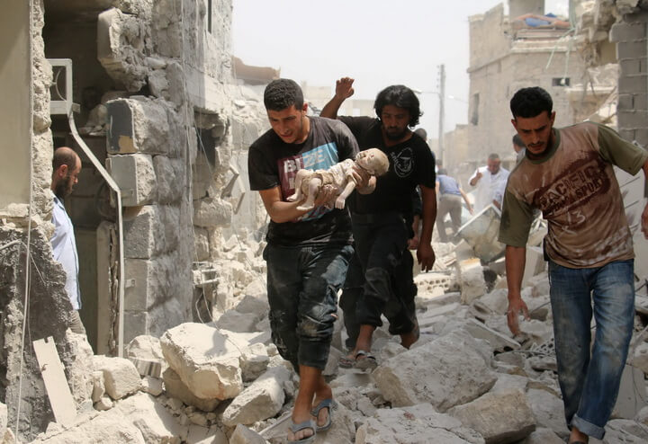 EDITORS NOTE: Graphic content / A Syrian man carries a dead baby in the rubble of buildings following a barrel bomb attack on the Bab al-Nairab neighbourhood of the northern Syrian city of Aleppo on August 25, 2016. / AFP PHOTO / AMEER ALHALBI