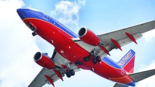 ระทึก ! เครื่องบินSouthwest Airlines ลงจอดฉุกเฉิน เหตุเครื่องยนต์ขัดข้อง