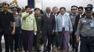 ชาวพุทธรัฐยะไข่ล้อมขบวนรถโคฟี่ อันนัน ประท้วงที่ต่างชาติเข้าร่วมแก้ปัญหาโรฮิงญา