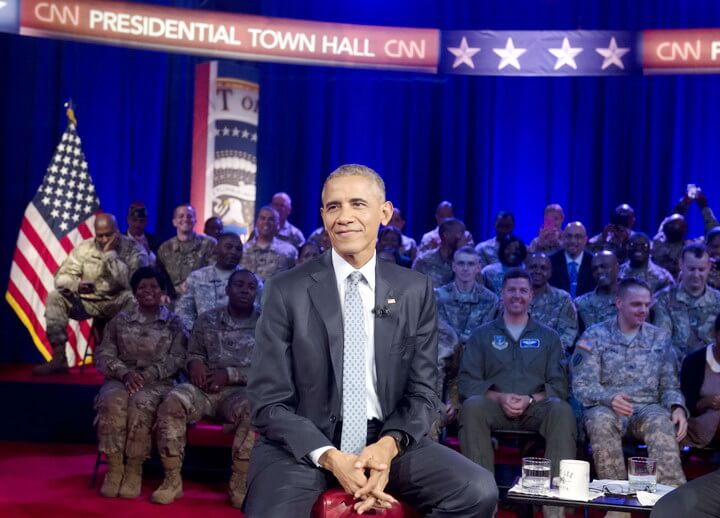 US President Barack Obama gives a thumbs-up as he participates in a CNN Town Hall meeting with Jake Tapper with members of the US Army at Fort Lee, Virginia, September 28, 2016. / AFP PHOTO / SAUL LOEB