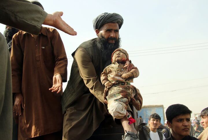 ATTENTION EDITORS - VISUAL COVERAGE OF SCENES OF INJURY OR DEATHAn Afghan man holds up the dead body of a child who was killed during clashes between Afghan security forces and the Taliban in Kunduz, Afghanistan November 3, 2016. REUTERS/Nasir WakifTEMPLATE OUT