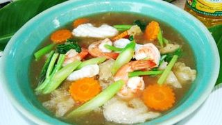 ราดหน้าเส้นใหญ่ทอดกรอบ