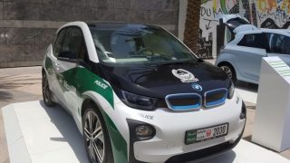 รถตำรวจใหม่ของดูไบเป็นรถยนต์ไฟฟ้า BMWs แต่การไล่ล่าคนร้ายยังคงใช้ Bugatti และ Porsche