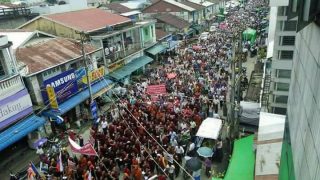 ชาวยะไข่ผนึกกำลังกว่า 10,000 คน เดินขบวนขับไล่ NGO และพวกก่อการร้ายโรฮิงญา