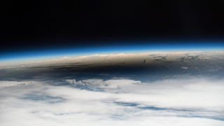 ISS เผยภาพ ‘เงาจันทร์ทาบโลก’ ตอนเกิดสุริยุปราคา ดูได้จากอวกาศเท่านั้น