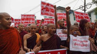 ชาวพุทธ-พระสงฆ์พม่า ประท้วงไล่หน่วยงานต่างชาติออกจากยะไข่