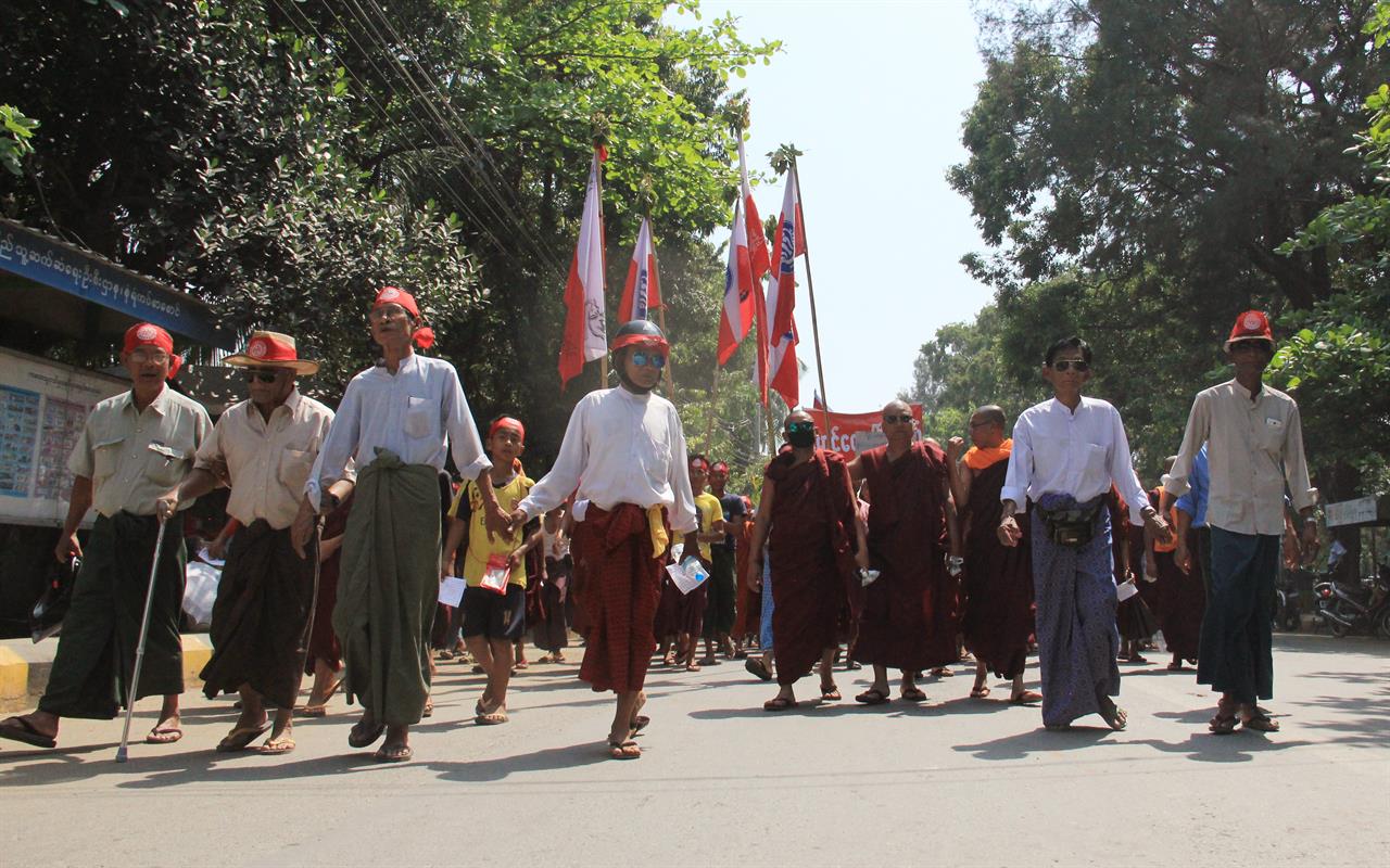  ชาวพุทธ-พระสงฆ์พม่า ประท้วงไล่หน่วยงานต่างชาติออกจากยะไข่