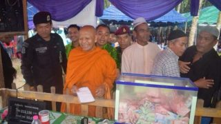 เจ้าคณะนราธิวาสนำชาวพุทธบริจาคเงินสร้างมัสยิดที่สุไหงปาดี