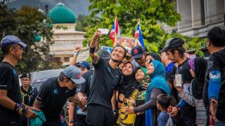 ภาพตูน บอดี้สแลม กับรอยยิ้มคนใน 3 จังหวัดชายแดนใต้ ประวัติศาสตร์ที่ต้องจาลึก!