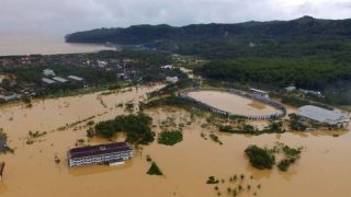 พายุ 'ดาห์เลีย' กระหน่ำเกาะชวาของอินโดฯ ตาย 20