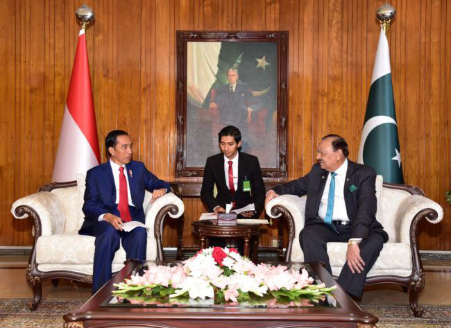 President Mamnoon Hussain in a meeting with Indonesian President Ir. H. Joko Widodo at the Aiwan-e-Sadr, Islamabad on January 26, 2018.