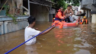“จาการ์ตา” อพยพชาวบ้าน 6,500 คน หลังฝนเทล้นอ่างฯ-น้ำหลากท่วมเมืองหลวง