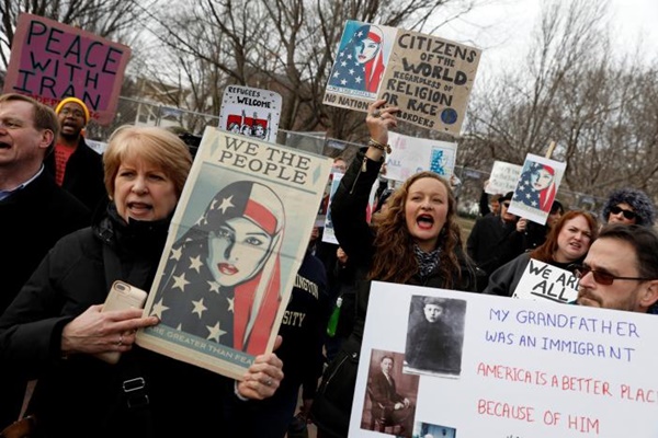 Activists gather outside the White House to protest President Donald Trump's executive actions on immigration in Washington January 29, 2017.  REUTERS/Aaron P. Bernstein