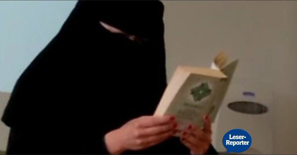  คุณครูในสวิส ฯ ไม่ได้เป็นมุสลิมแต่ใส่นิกอบอ่านอัล-กุอานในห้องเรียน