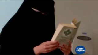 คุณครูในสวิส ฯ ไม่ได้เป็นมุสลิมแต่ใส่นิกอบอ่านอัล-กุรอานในห้องเรียน
