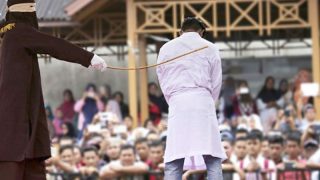 อีกแล้ว! อาเจะห์เฆี่ยนประจาน "คู่เกย์" ฐานขัดกฎหมายอิสลาม