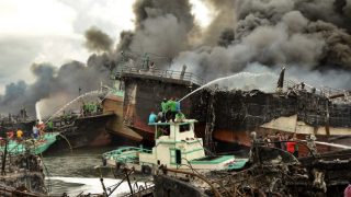 ไฟไหม้ท่าเรือ “บาหลี” เผาเรือเรียบเกือบ 40 ลำ