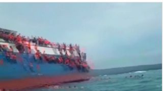 พายุแรง คลื่นสูงในอินโดนีเซีย พาเรือเฟอร์รีเอียงวูบ ผู้โดยสารจมน้ำตาย 31 ราย