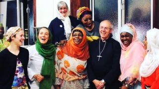 อาร์กบิช็อป justin welby ร่วมรับประทานอาหารละศีลอดกับชาวมุสลิมชาวไนจีเรีย