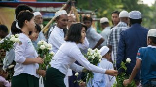 ชาวพุทธพม่าในนครย่างกุ้งมอบกุหลาบให้ชาวมุสลิมที่ไปละหมาดวันอิดิ้ลฟิตรี