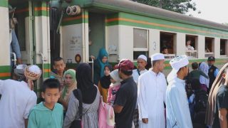 สถานีรถไฟยะลาคึกคัก! ชาวไทยมุสลิมแห่เดินทางกลับภูมิลำเนา เตรียมฉลองฮารีรายอ